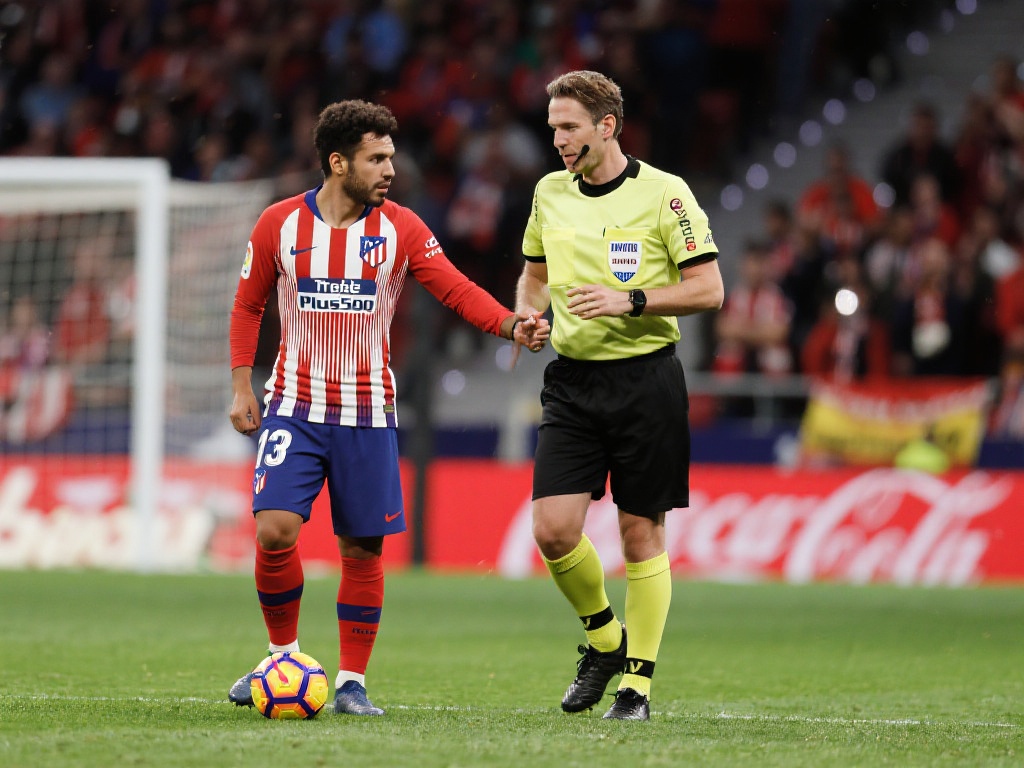 2.25亿英镑预算！曼联冬窗静观其变，夏窗锁定沃顿与施蒂勒补强中场实力